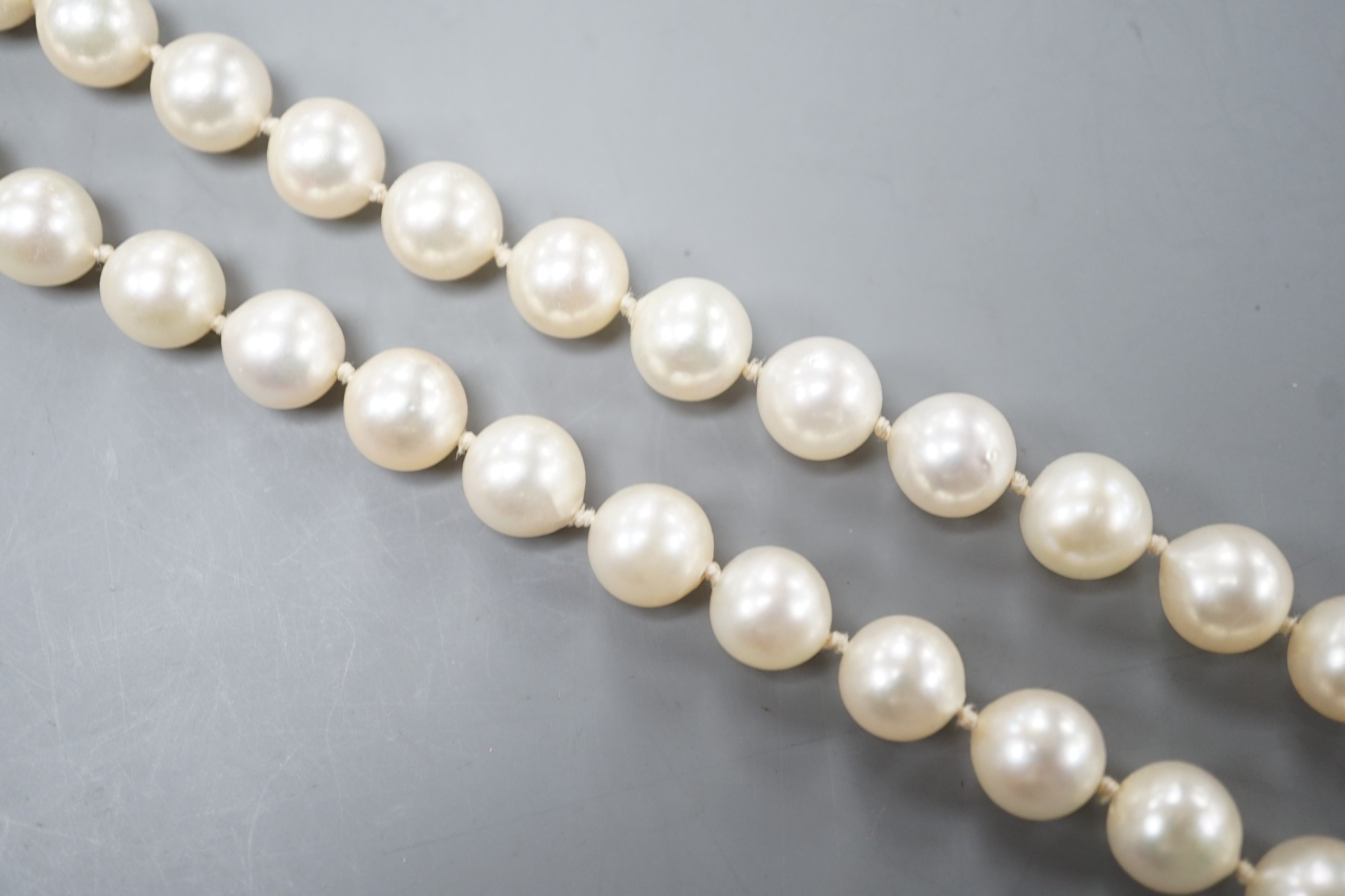 A modern single strand cultured pearl necklace with 750 white metal clasp, 42cm.